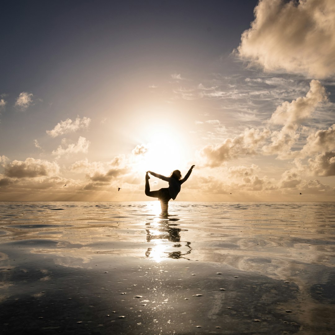 Joga meditacija ob sončnem vzhodu